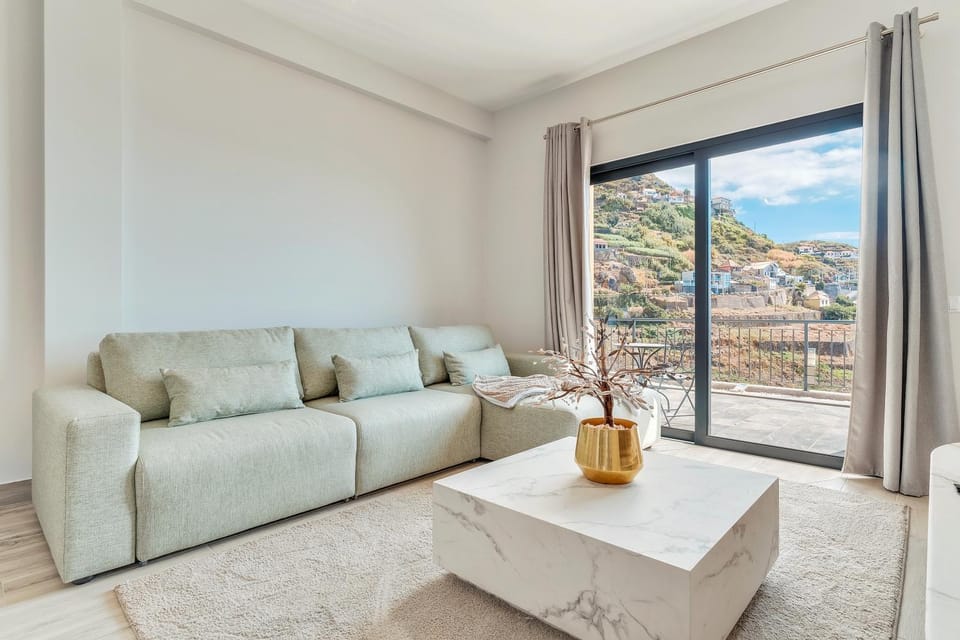 Natural landscape, View (from property/room), Balcony/Terrace, Living room, Seating area, Mountain view