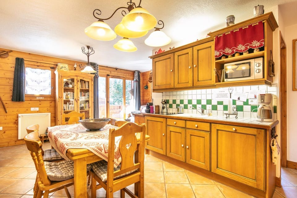 Property building, Kitchen or kitchenette, Living room