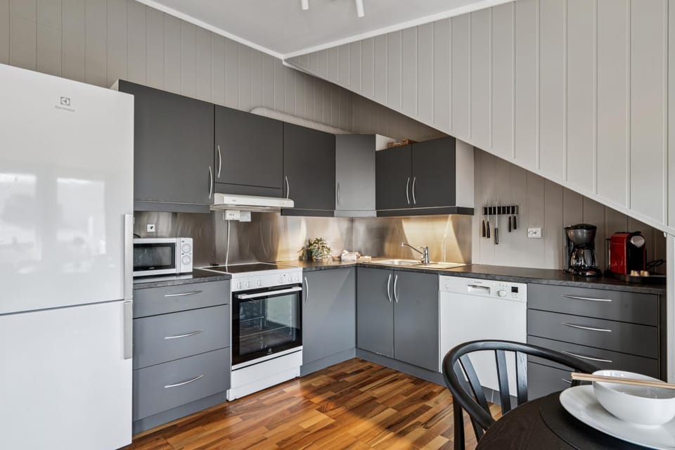 Coffee/tea facilities, Kitchen or kitchenette, dishwasher, oven, stove, toaster