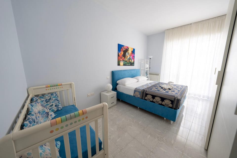 Photo of the whole room, Bedroom, cot