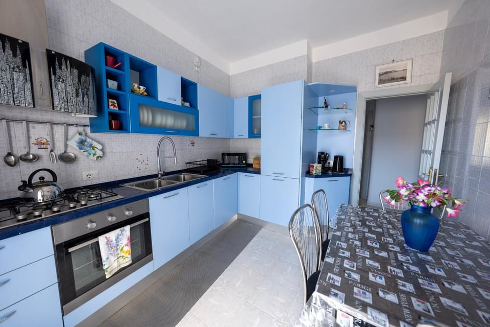 Kitchen or kitchenette, Dining area, stove