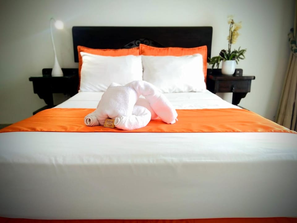 Bed, towels, air conditioner