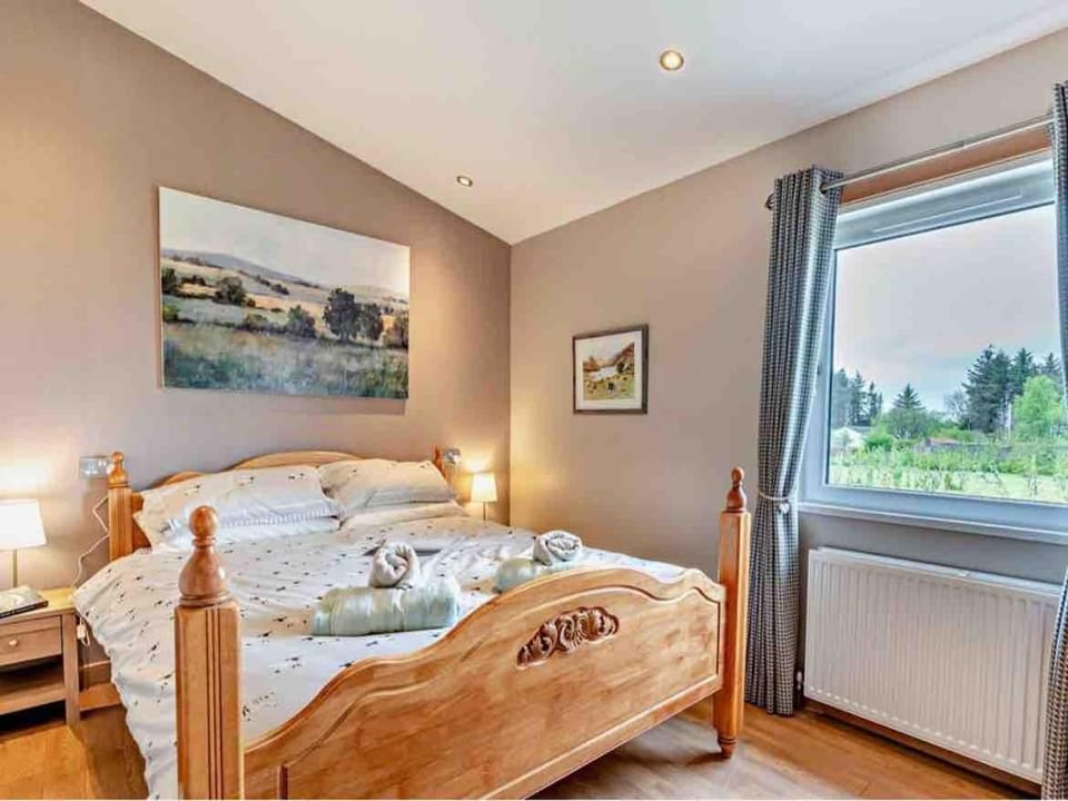 Drovers Lodge, farm retreat in rural Lanarkshire, family and pet friendly, onsite craft distillery, perfect location for exploring central Scotland House in England