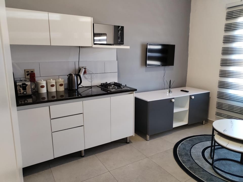 TV and multimedia, Coffee/tea facilities, Kitchen or kitchenette, stove, toaster