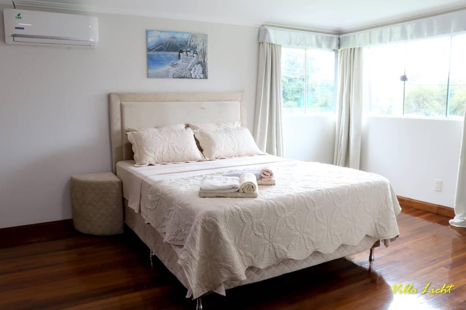 Bedroom, bunk bed