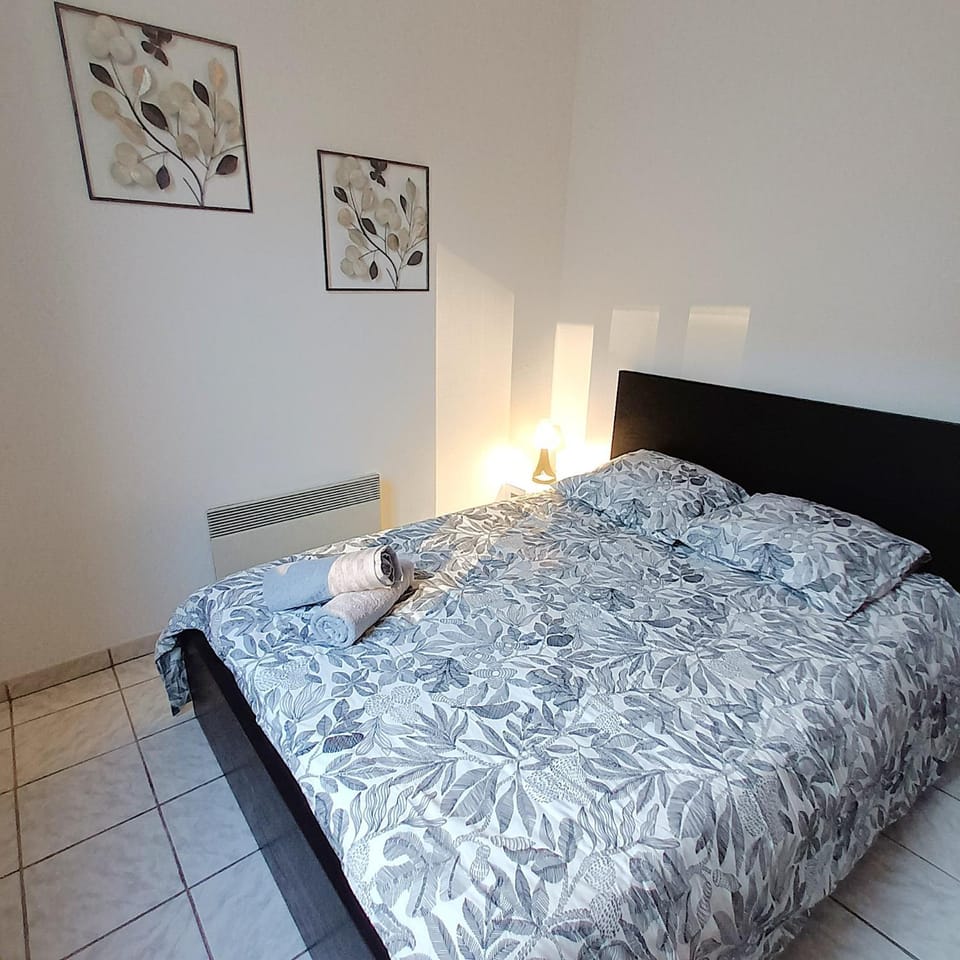 Bedroom, towels