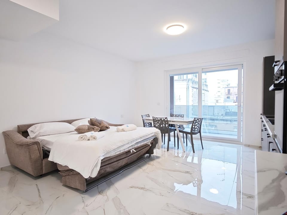 Photo of the whole room, Dining area, Bedroom