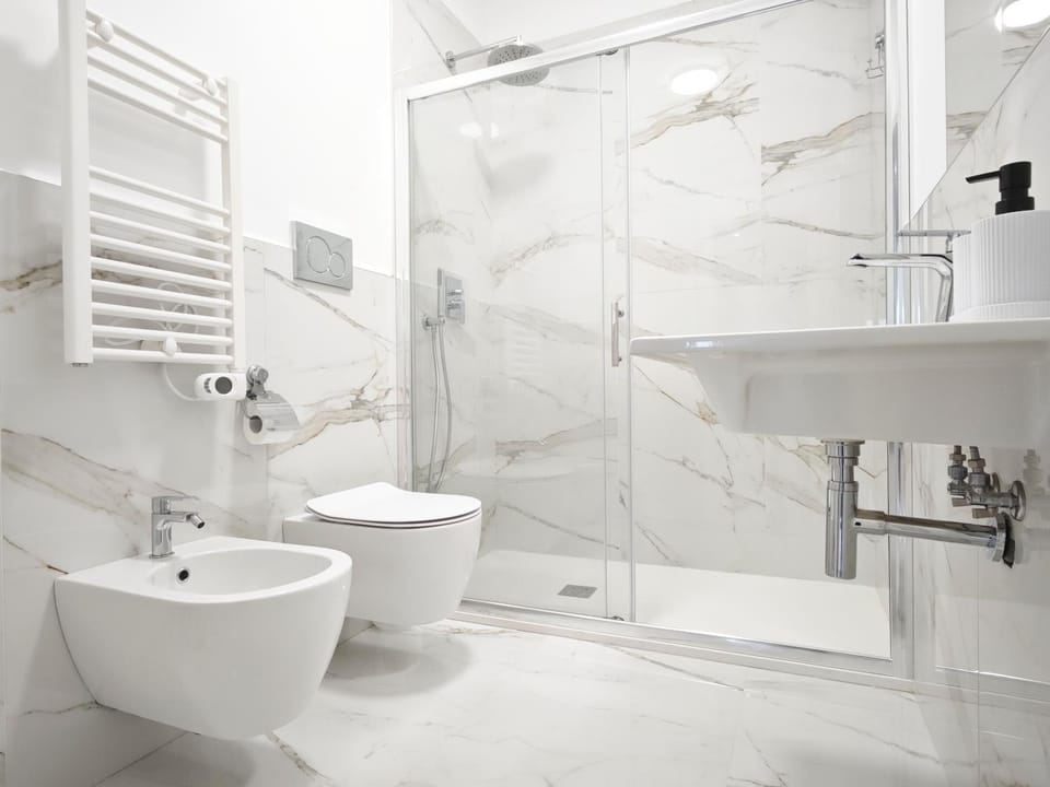 Shower, Toilet, Bathroom, bidet, towels