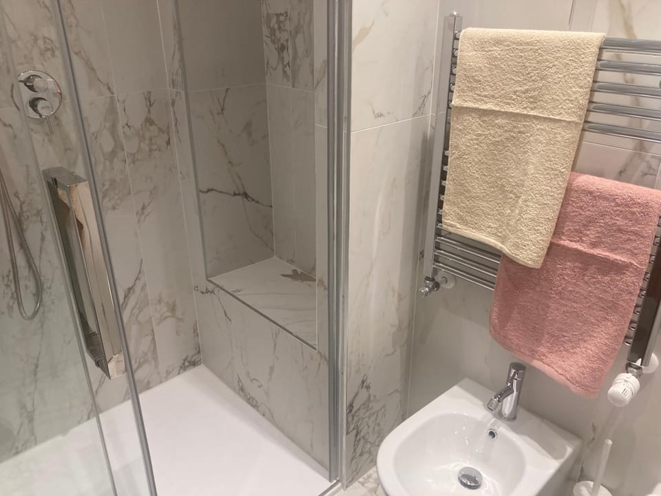 Shower, Bathroom, towels