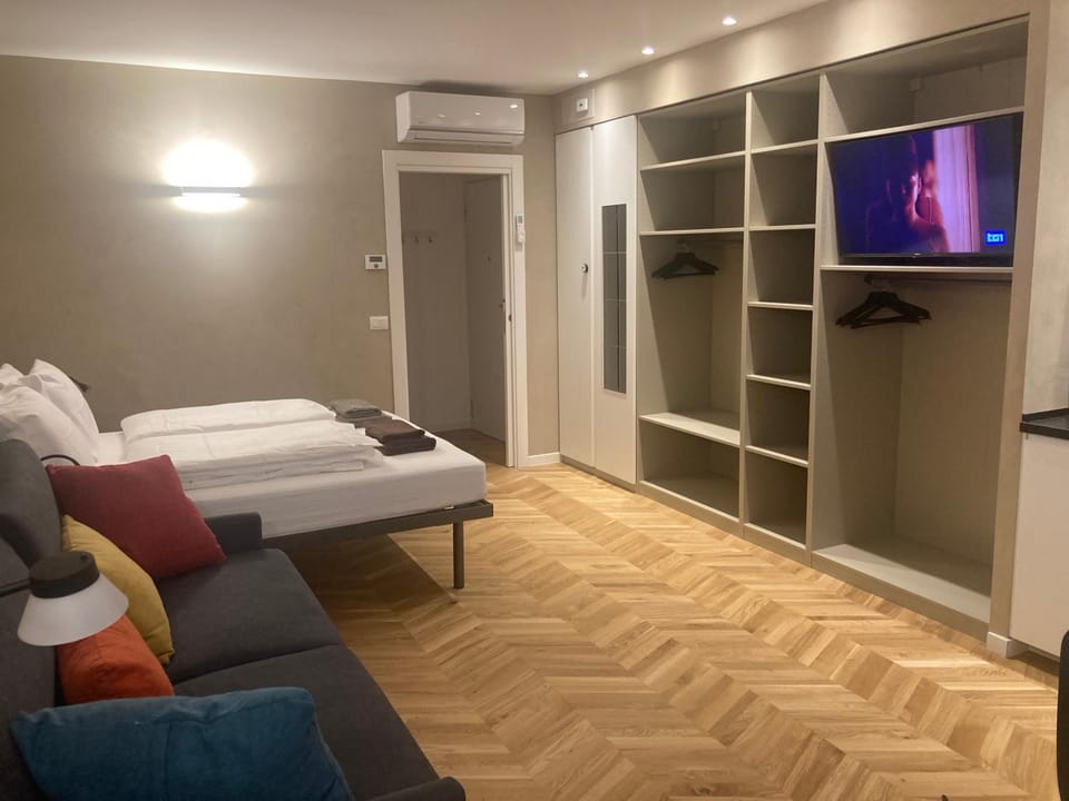 Bed, TV and multimedia, Living room, Photo of the whole room