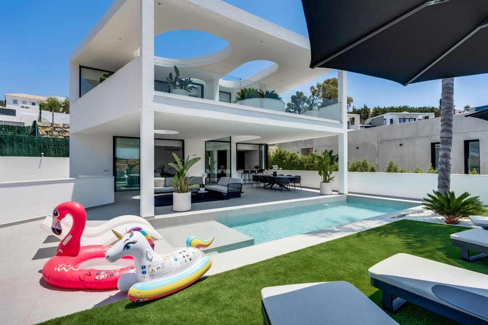 Property building, Garden, Swimming pool, sunbed