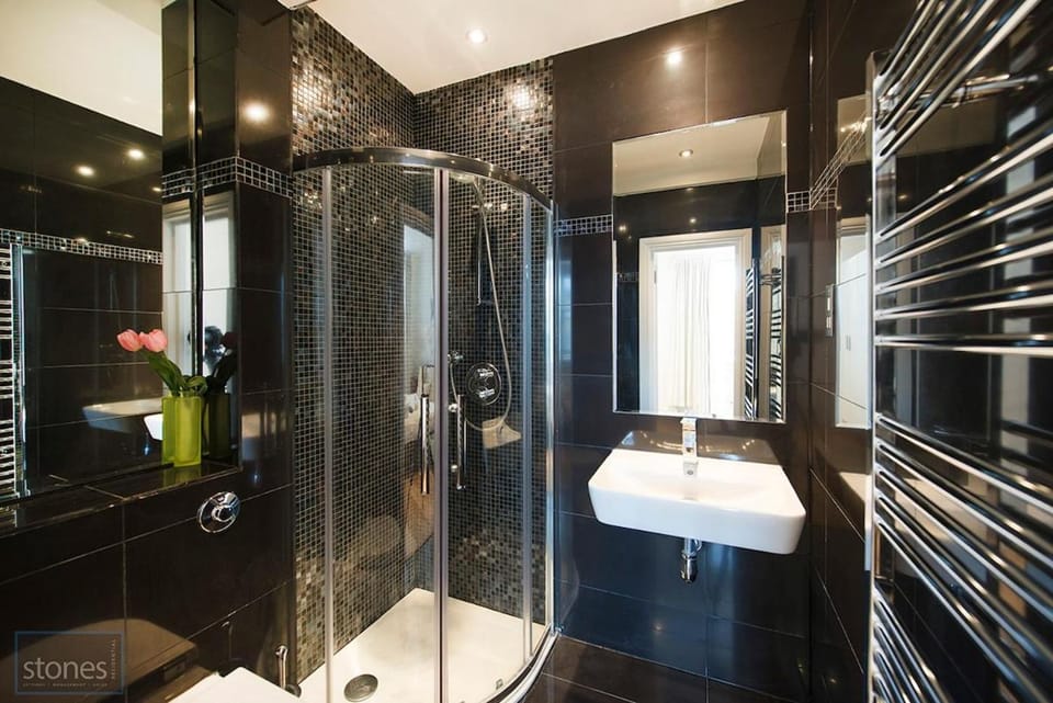 Elegant 2 Bed Marylebone Flat with Balcony Apartment in City of Westminster