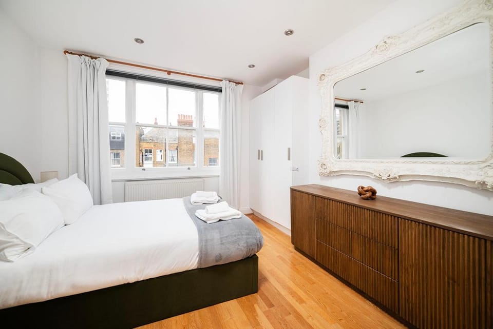Elegant 2 Bed Marylebone Flat with Balcony Apartment in City of Westminster