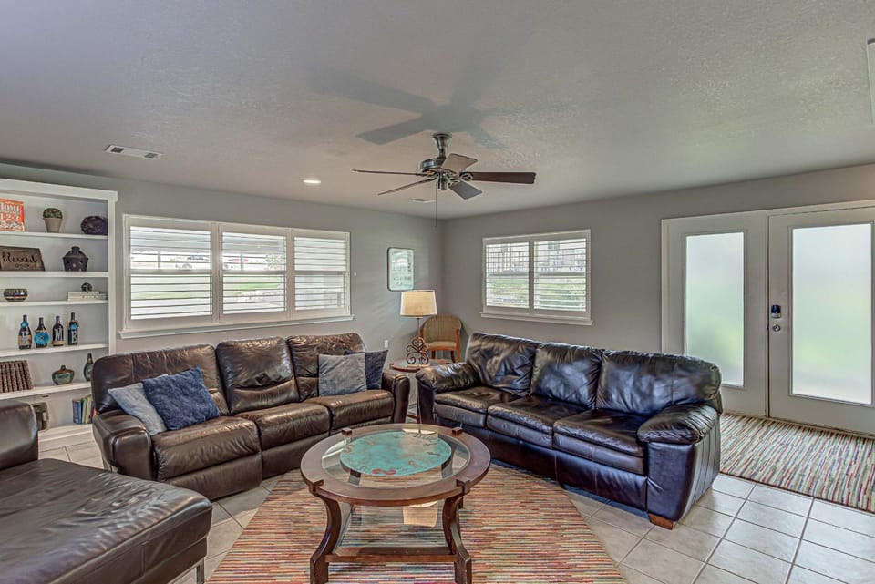 Waterfront 3BR Retreat - Pool & Hot Tub House in Kingsland