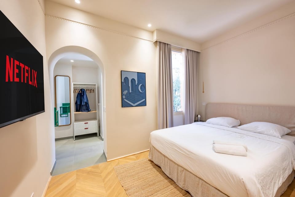 Bed, TV and multimedia, Photo of the whole room, Bedroom, towels