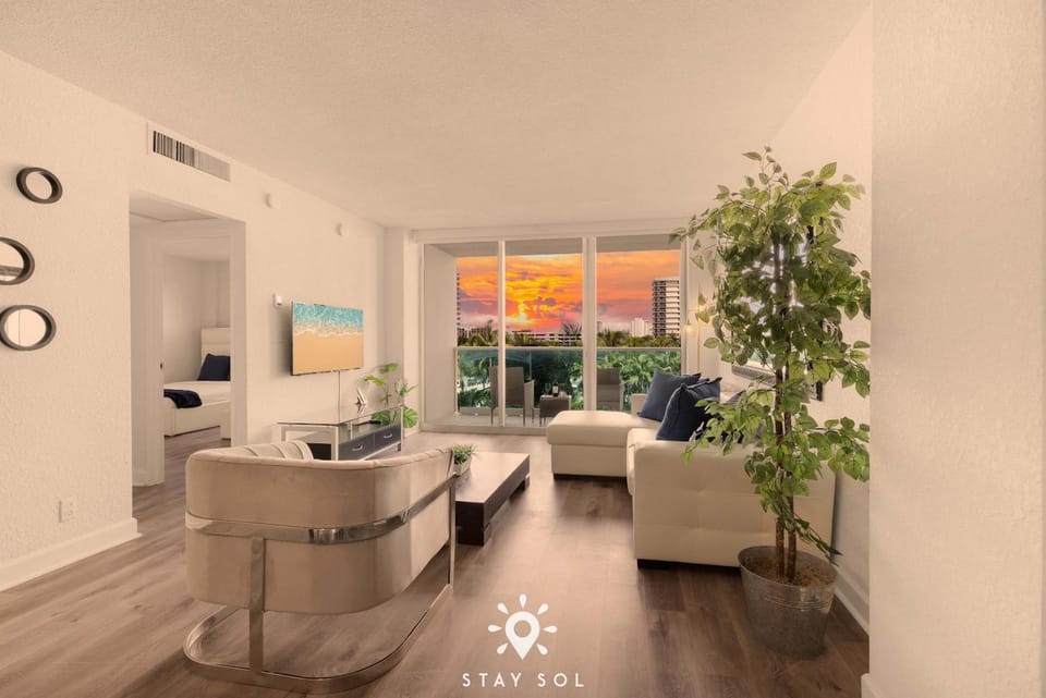 Modern Hollywood Beach Escape - City Views Apartment in Hollywood Beach