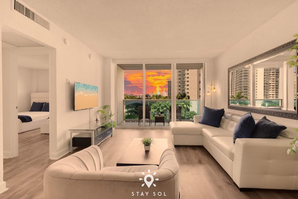 Modern Hollywood Beach Escape - City Views Apartment in Hollywood Beach