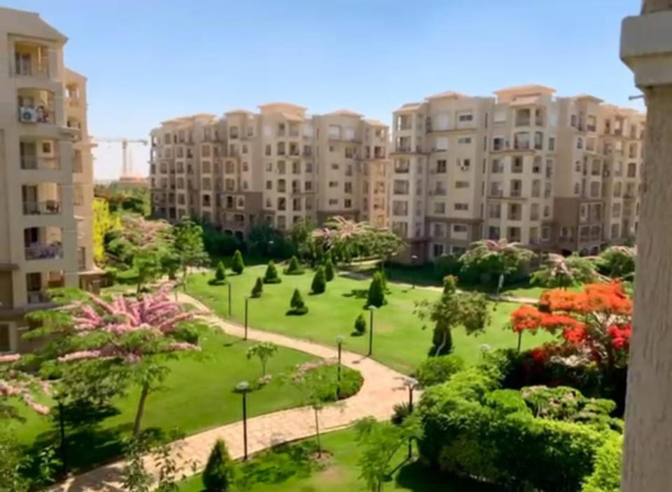 شقه بمدينتى ب ارقى مرحله ال b2 مفروشه بالكامل بالتكيفات Apartment in New Cairo City