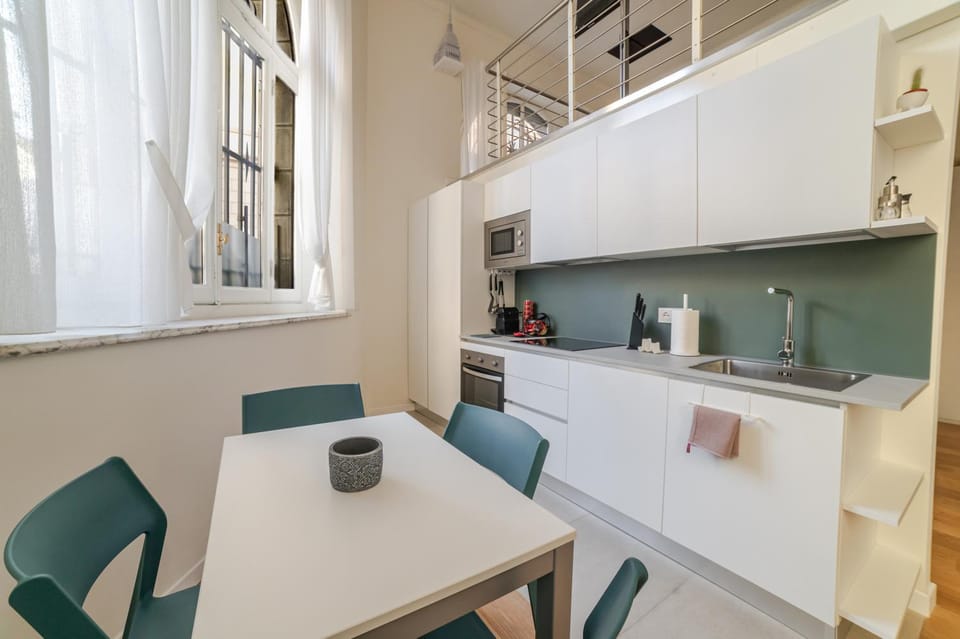 Kitchen or kitchenette, Dining area