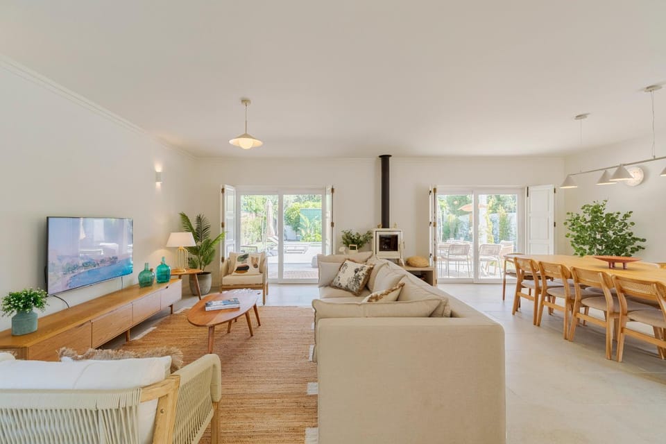 TV and multimedia, Living room, Seating area, Dining area