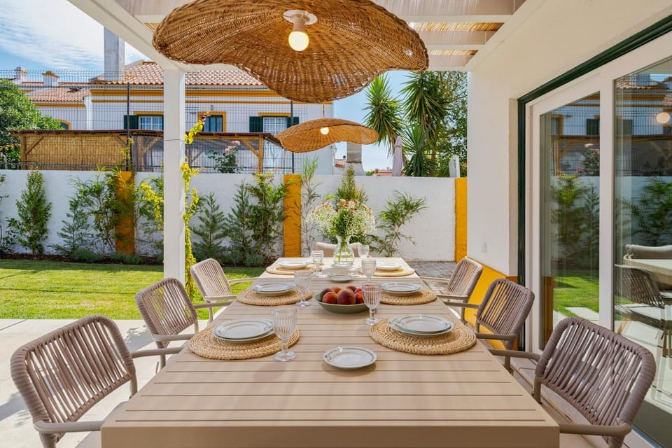Patio, Day, Garden, Living room, Food and drinks, Dining area, Garden view