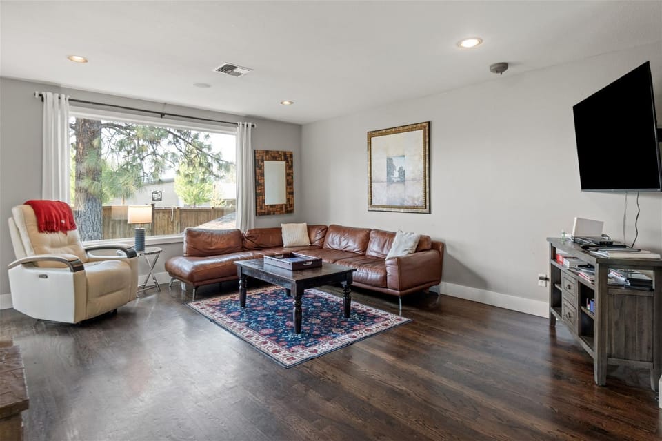 Bluebird Day - Brooks House House in Deschutes River Woods