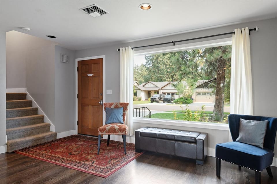 Bluebird Day - Brooks House House in Deschutes River Woods