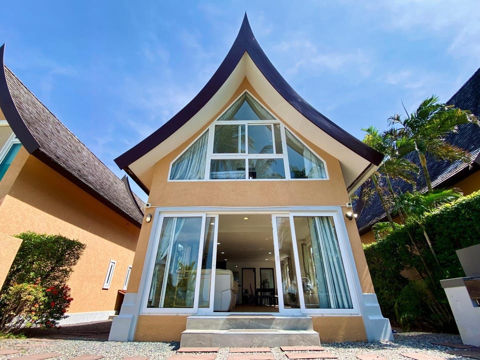 Property building, Facade/entrance, Day, Garden, Living room