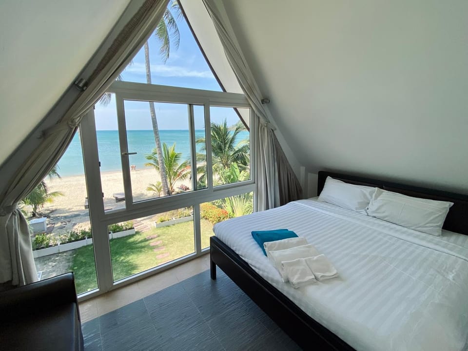 Bed, View (from property/room), Bedroom, Sea view, towels
