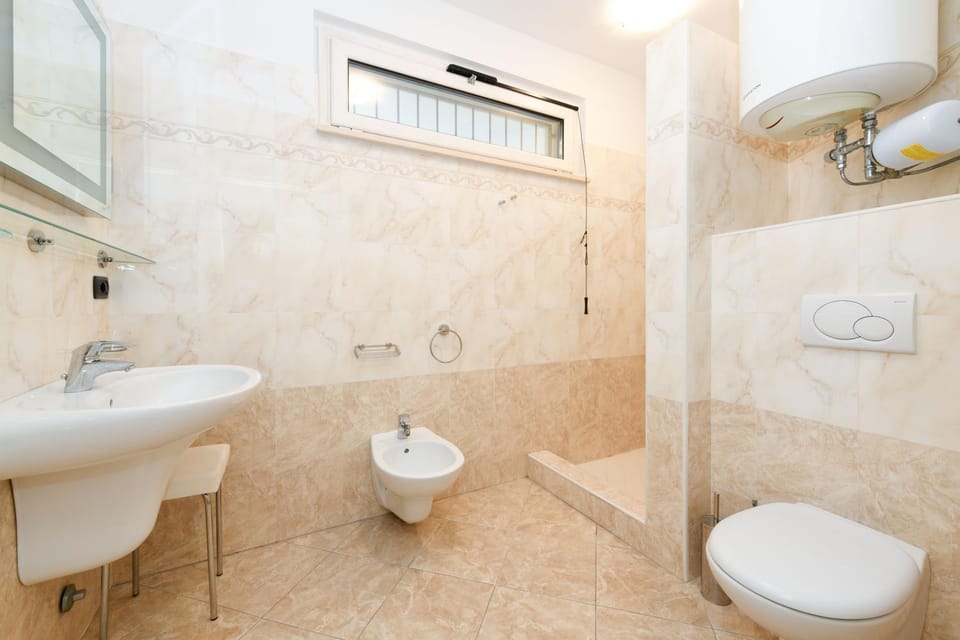 Shower, Toilet, Bathroom, bidet, towels