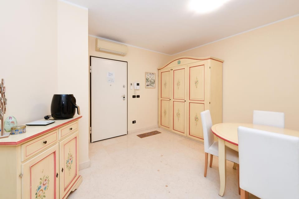 Kitchen or kitchenette, Dining area, wardrobe