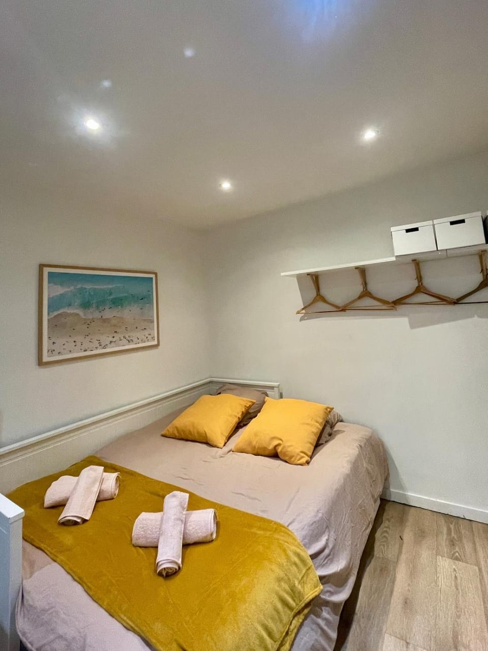 Bed, Bedroom, towels
