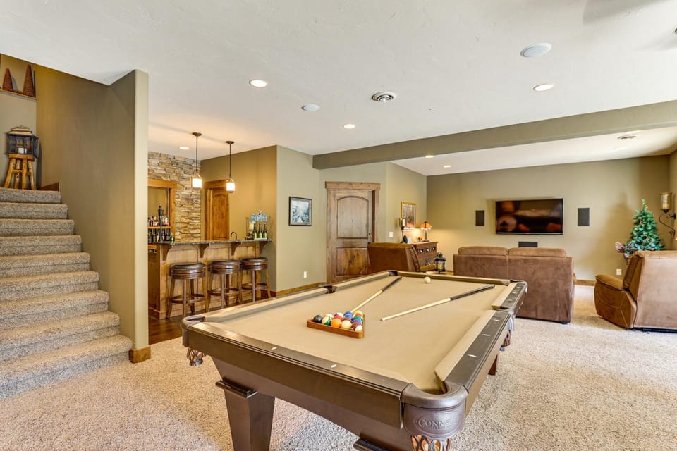 Hike, Fish & More: Grand Cabin w/ Decks in Sturgis Cabin in North Lawrence