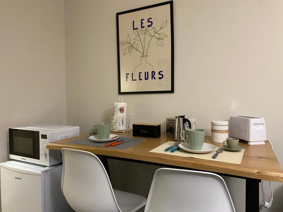 Coffee/tea facilities, Kitchen or kitchenette, Dining area, microwave