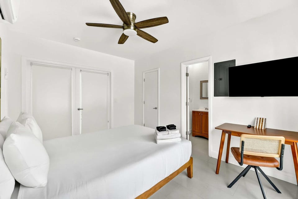 Sleek Kitchenette & Queen Bed Apartment in Fort Lauderdale