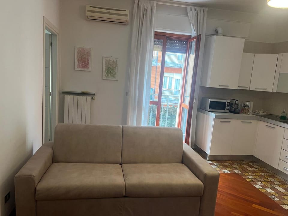 Kitchen or kitchenette, Living room, air conditioner