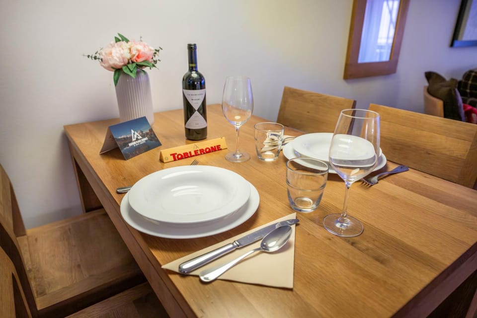 Dining area, Food