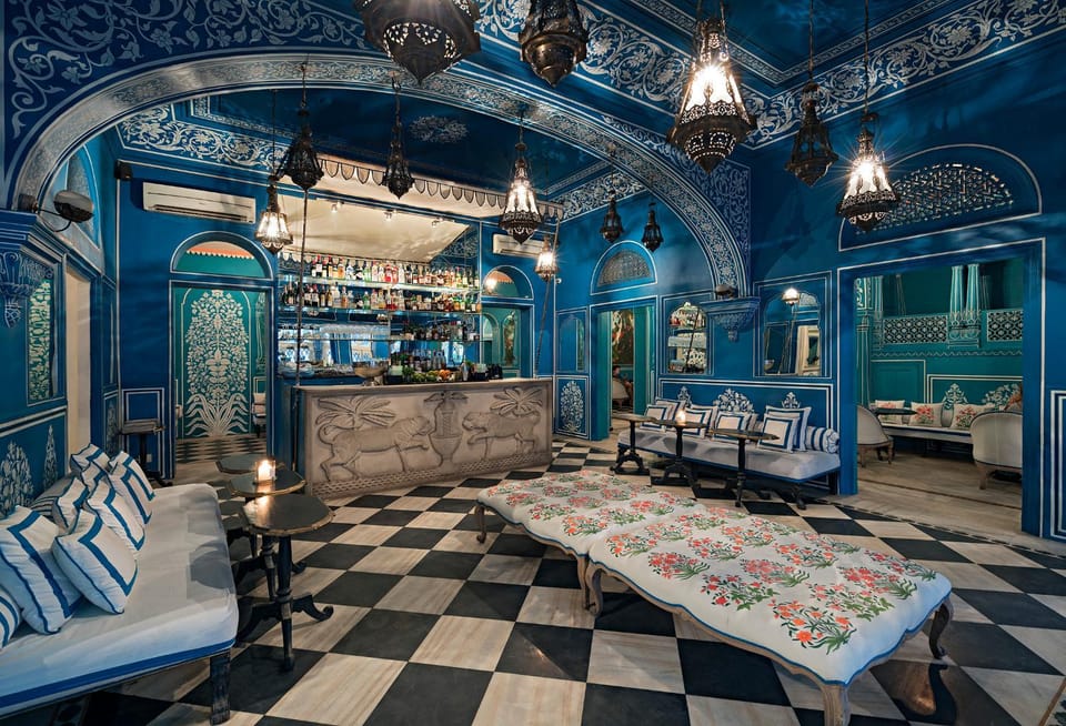 Restaurant/places to eat, Lounge or bar