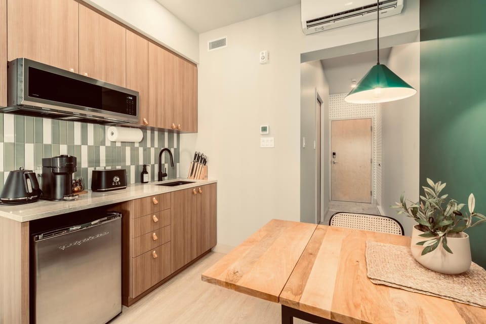 Kitchen or kitchenette, air conditioner