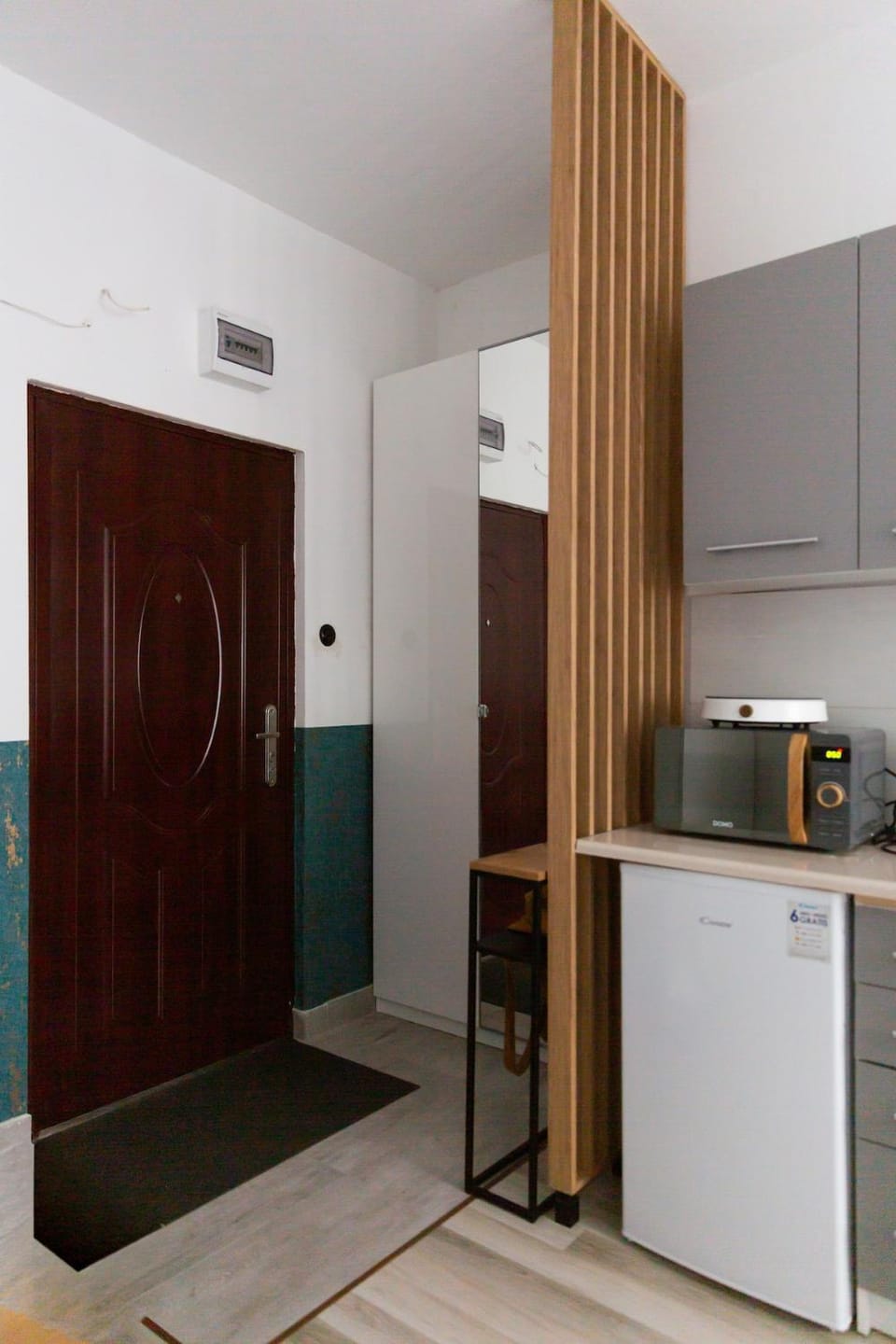 Kitchen or kitchenette, oven