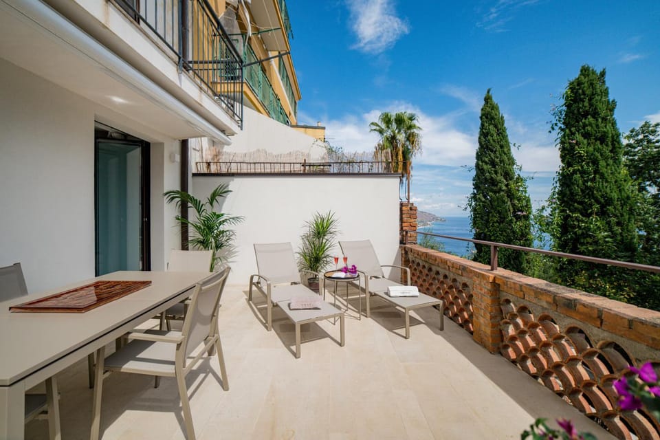 Property building, Day, Balcony/Terrace, Living room, Sea view