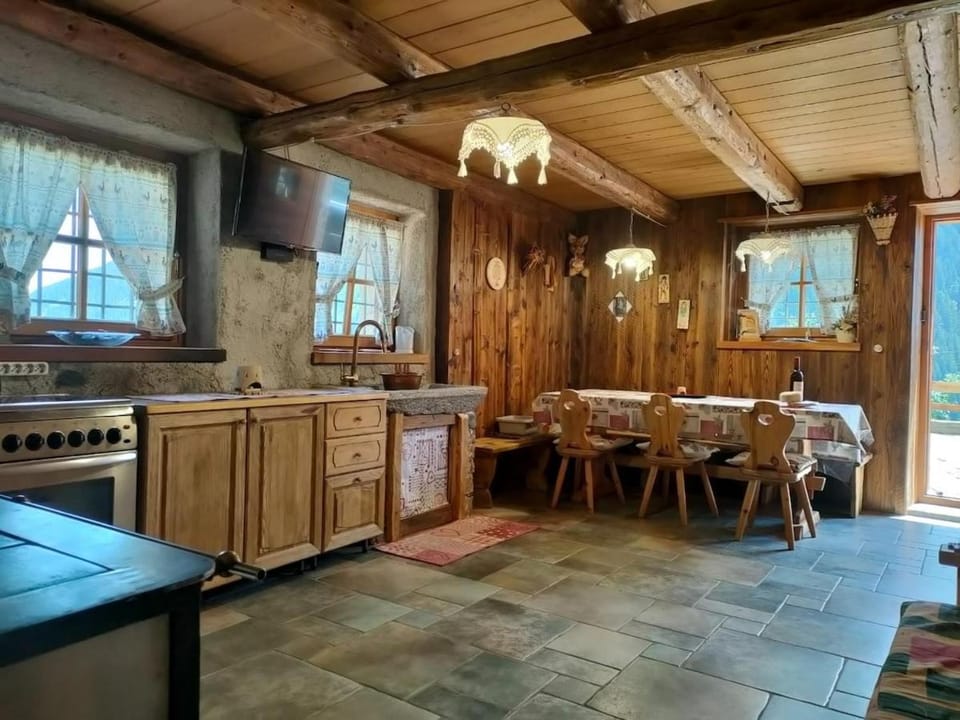 Kitchen or kitchenette, Dining area