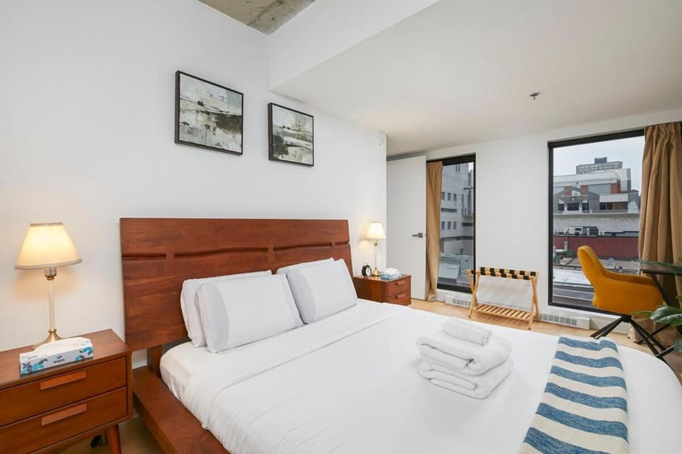 Bed, Photo of the whole room, Seating area, Bedroom, towels