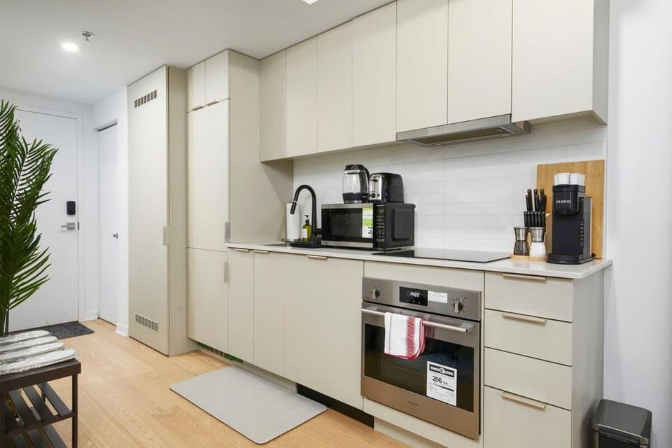 Coffee/tea facilities, Kitchen or kitchenette, oven, pet friendly, stove, toaster