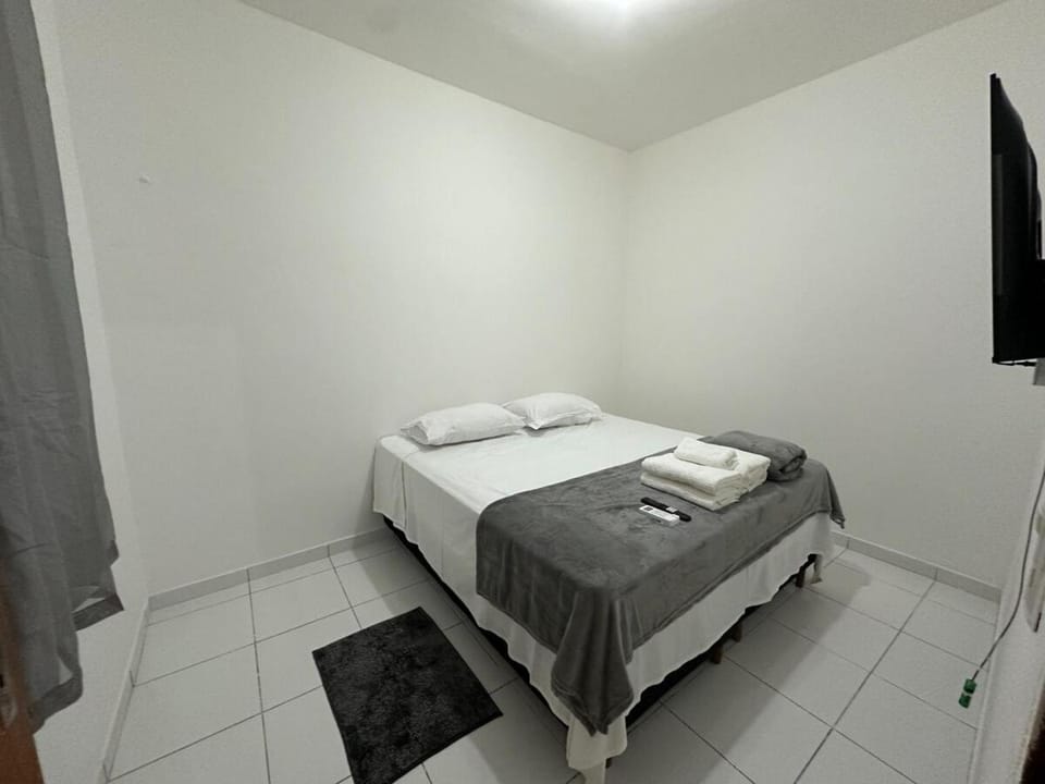 Bed, TV and multimedia, Photo of the whole room, Bedroom, towels
