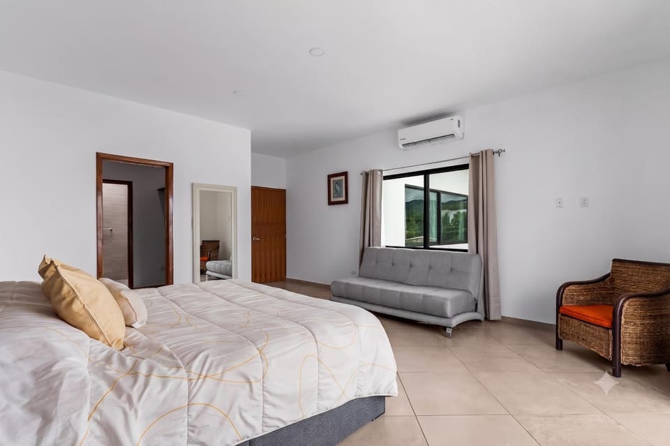 Bed, Photo of the whole room