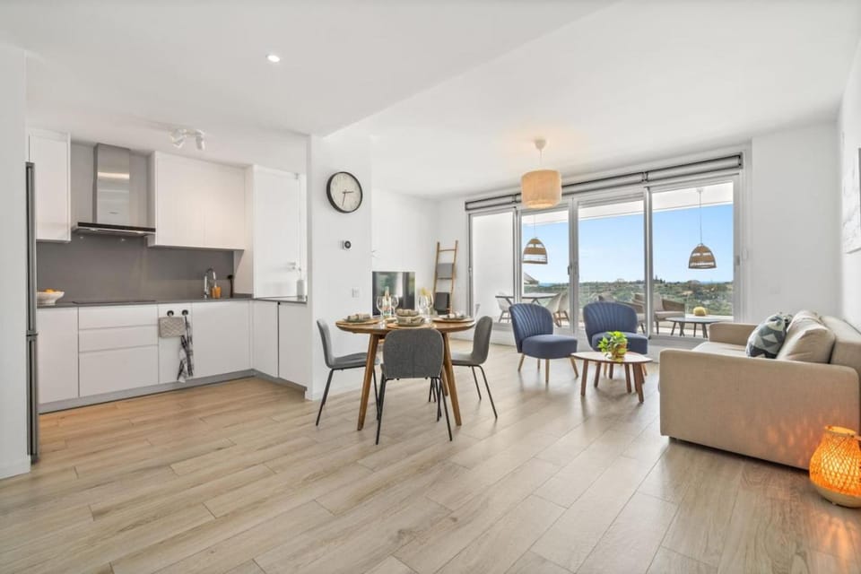 Kitchen or kitchenette, Living room, Seating area, Dining area, stove
