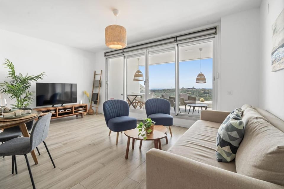 Communal lounge/ TV room, TV and multimedia, Living room, Seating area, Evening entertainment