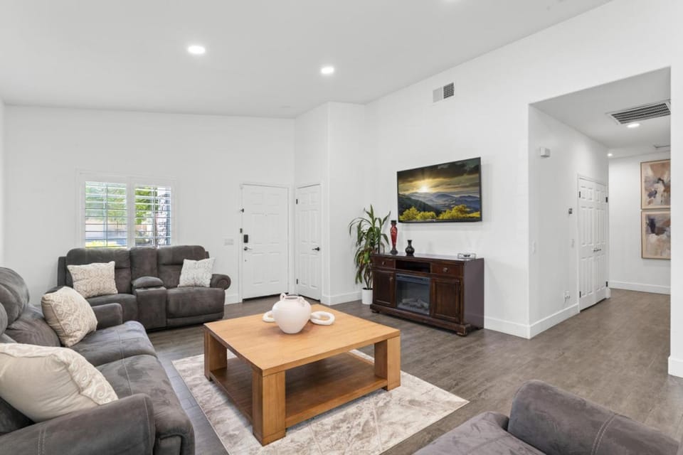 Empire Polo Grounds Close Gorgeous pool and spa home bike to Coachella House in Indio