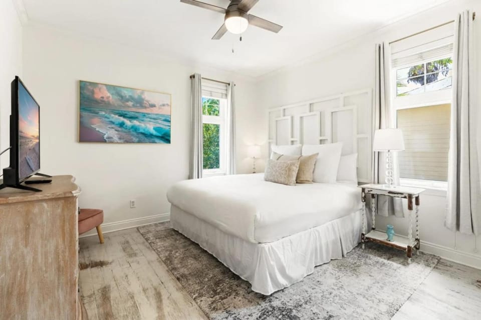 Bed, TV and multimedia, Photo of the whole room, Bedroom